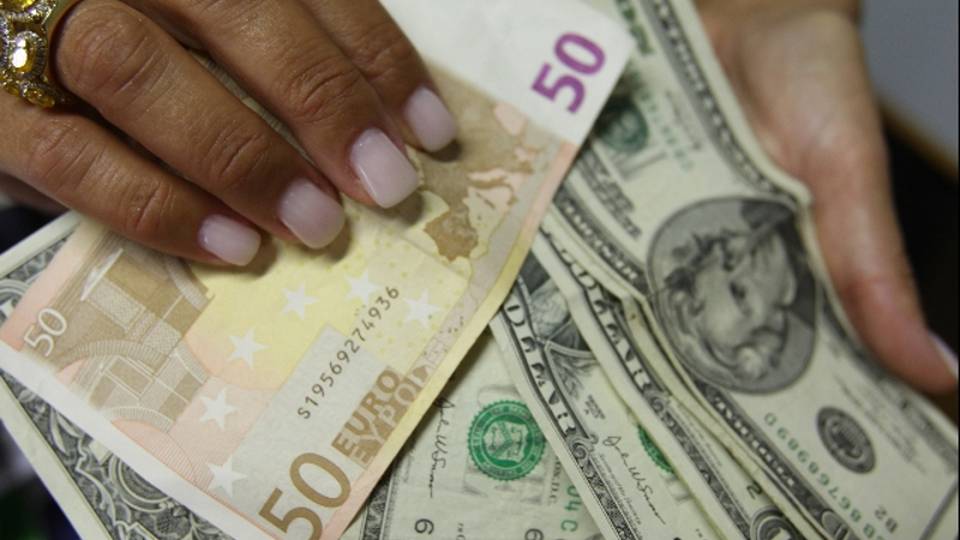 Cambi: euro ancora in calo a 1,28 dlr Cambi: euro ancora in calo a 1,28 dlr