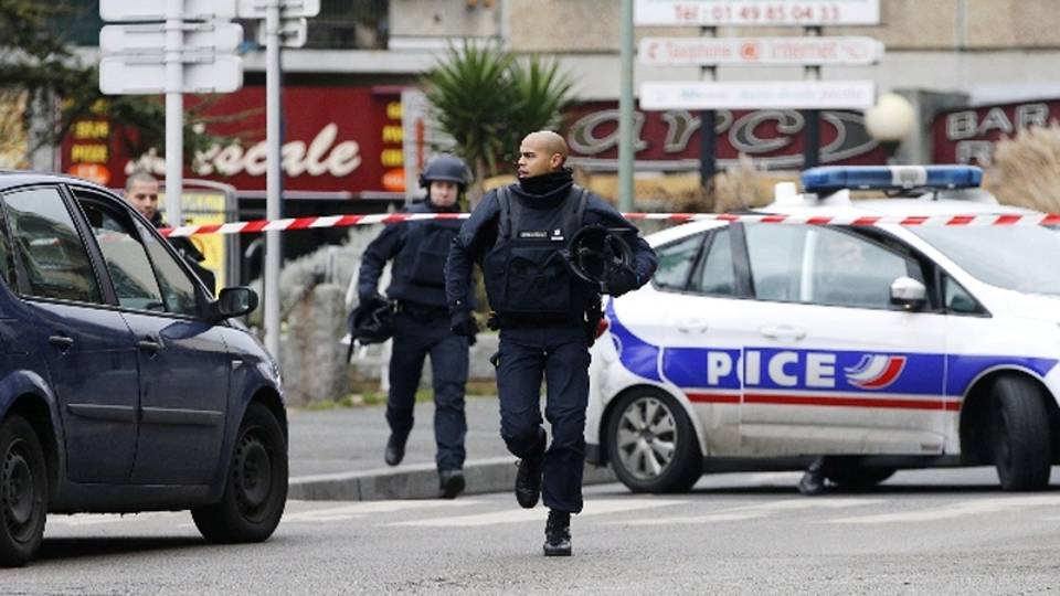 Sparatoria a sud Parigi,morta poliziotta Sparatoria a sud Parigi,morta poliziotta