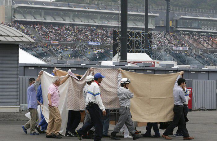 Dietro i teli c’è Alex De Angelis che si è ferito gravemente cadendo alla curva 9 del circuito di Motegi in Giappone Dietro i teli c’è Alex De Angelis che si è ferito gravemente cadendo alla curva 9 del circuito di Motegi in Giappone