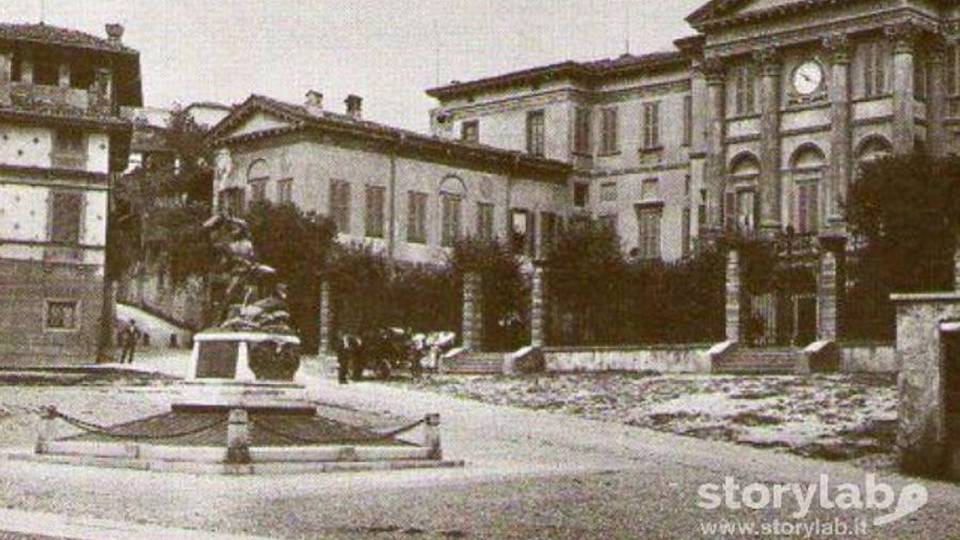 Piazza Carrara e l’alpino sparito Che fine ha fatto il monumento? Piazza Carrara e l’alpino sparito Che fine ha fatto il monumento?