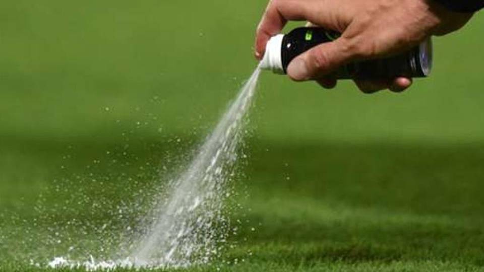 Calcio, bombolette flop in campo Gli arbitri protestano con la Figc Calcio, bombolette flop in campo Gli arbitri protestano con la Figc