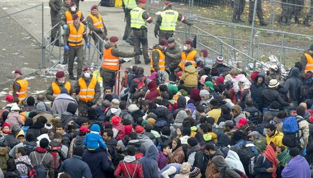 Migranti travolgono barriere slovene