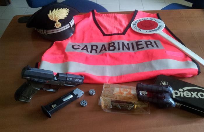 Il materiale sequestrato al 28 enne di Endine Il materiale sequestrato al 28 enne di Endine
