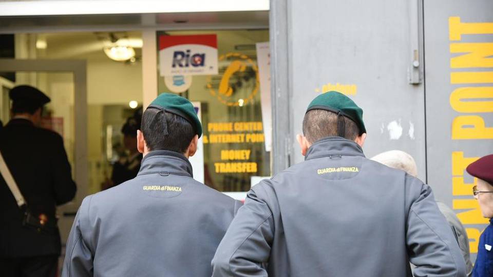 Sicurezza, blitz in centro - Foto e video Negozi al setaccio: fermato clandestino Sicurezza, blitz in centro - Foto e video Negozi al setaccio: fermato clandestino