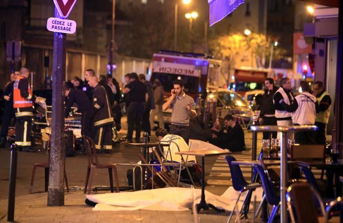 Una vittima a terra fuori da un ristorante Una vittima a terra fuori da un ristorante
