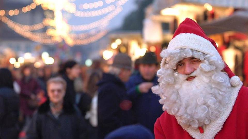 Si accendono le luci di Natale Festa nel Centro Piacentiniano Si accendono le luci di Natale Festa nel Centro Piacentiniano