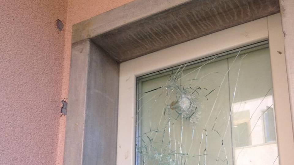 Via Carnovali, 12 anni per un cantiere E ora, nelle case Aler, i vandali - Video Via Carnovali, 12 anni per un cantiere E ora, nelle case Aler, i vandali - Video