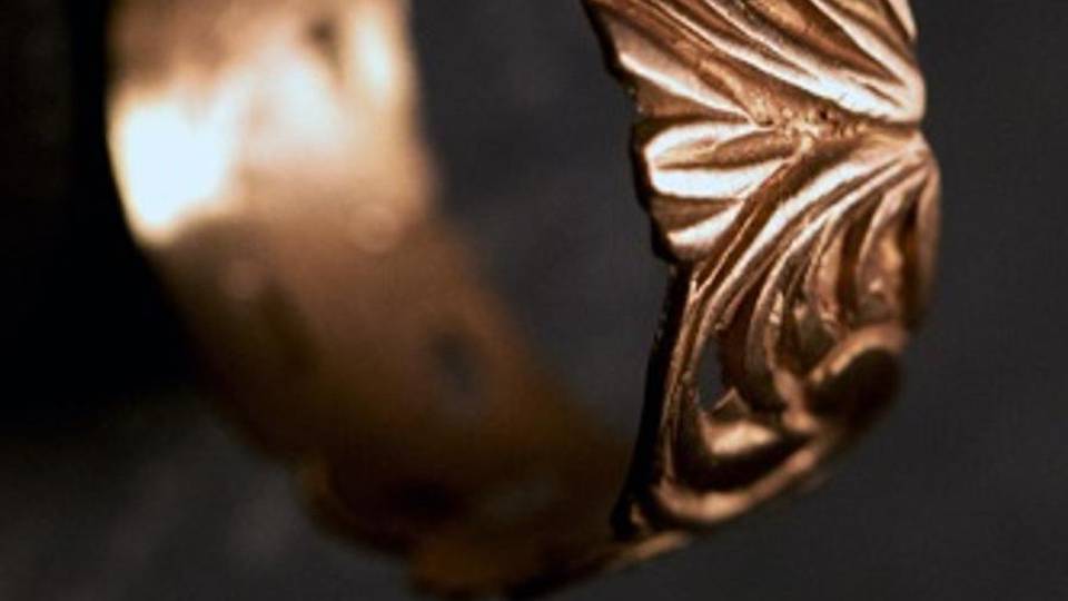 Anche un gioiello combatte il cancro Parrucche per le donne malate Anche un gioiello combatte il cancro Parrucche per le donne malate