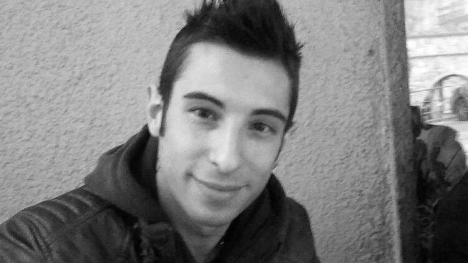 Auto contro un muro ad Ardesio Muore un 27enne, feriti altri due giovani Auto contro un muro ad Ardesio Muore un 27enne, feriti altri due giovani