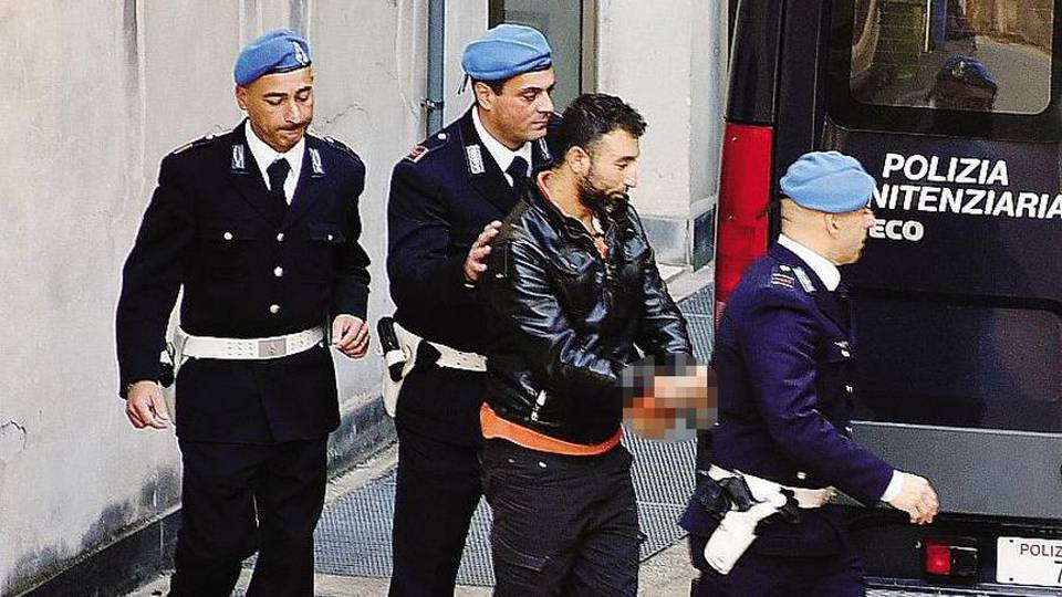 Nel suo cellulare foto di sgozzamento Regia inquietante nel viaggio del siriano Nel suo cellulare foto di sgozzamento Regia inquietante nel viaggio del siriano