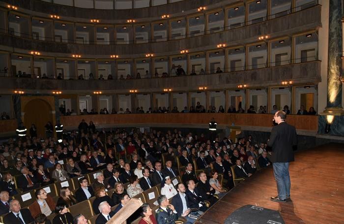 Il teatro Sociale gremito per le Benemerenze del Comune Il teatro Sociale gremito per le Benemerenze del Comune