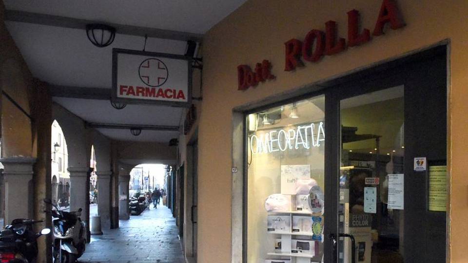 Bergamo, rapina in centro Farmacista preso a schiaffi Bergamo, rapina in centro Farmacista preso a schiaffi