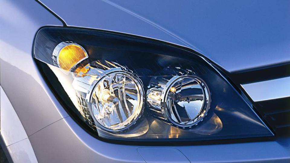 Auto, le frecce, queste sconosciute. «Le usa 1 su 3. Colpa del cellulare?» Auto, le frecce, queste sconosciute. «Le usa 1 su 3. Colpa del cellulare?»