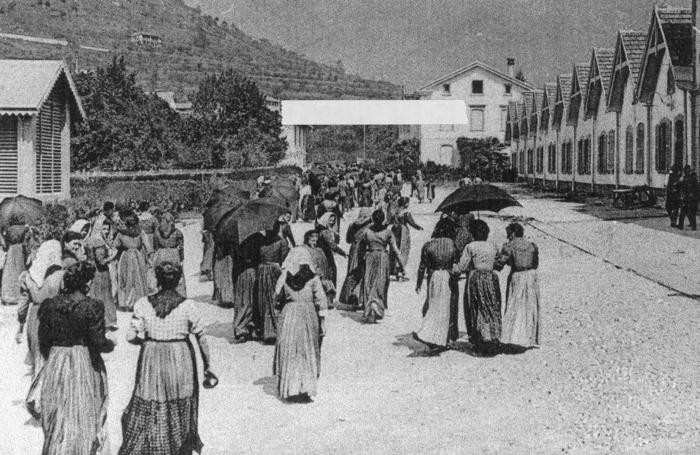 L’ingresso delle filatrici in una fabbrica tessile in una foto d’epoca