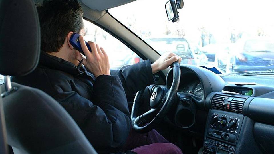 In auto col telefonino tra sms e selfie Incidenti record: sono il 20% Tu lo usi? In auto col telefonino tra sms e selfie Incidenti record: sono il 20% Tu lo usi?