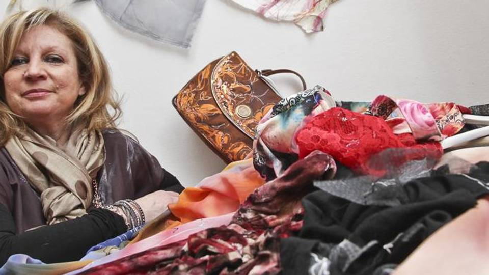 Dipingere i tessuti dell’Alta moda Mitzi Micalef mette l’arte sulla seta Dipingere i tessuti dell’Alta moda Mitzi Micalef mette l’arte sulla seta