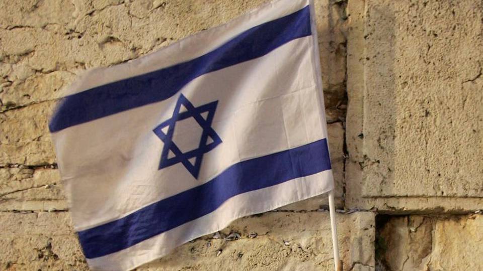 Espone la bandiera israeliana Arrivano insulti e grida pro Isis Espone la bandiera israeliana Arrivano insulti e grida pro Isis