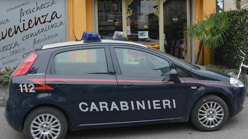 Pugno alla cassiera del market Rapinatore scappa con l’incasso Pugno alla cassiera del market Rapinatore scappa con l’incasso