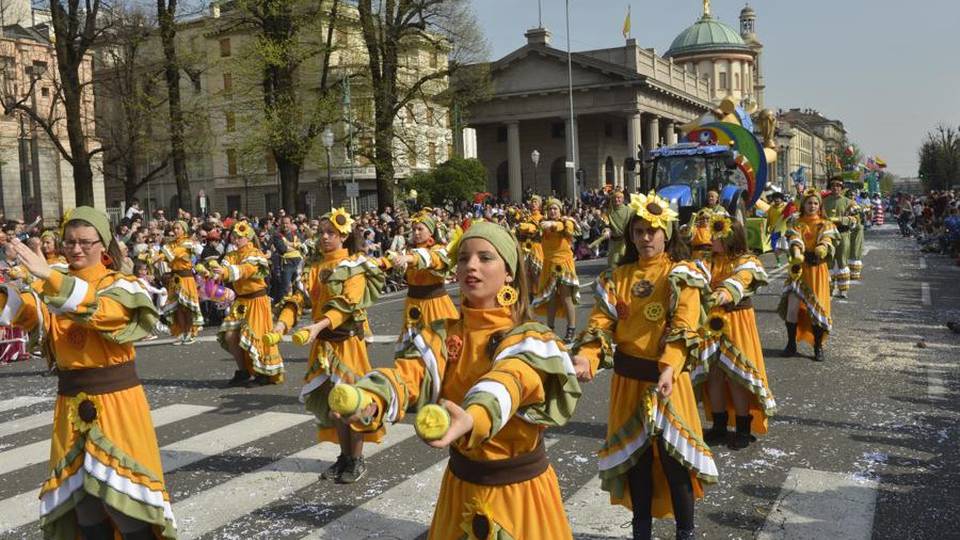 La sfilata di domani rinviata per pioggia Ma oggi la festa c’è: iniziative in centro La sfilata di domani rinviata per pioggia Ma oggi la festa c’è: iniziative in centro