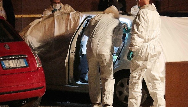 Trovato morto in auto con la compagna