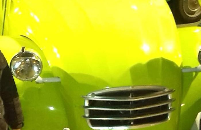 Il colore verde acceso dell’auto