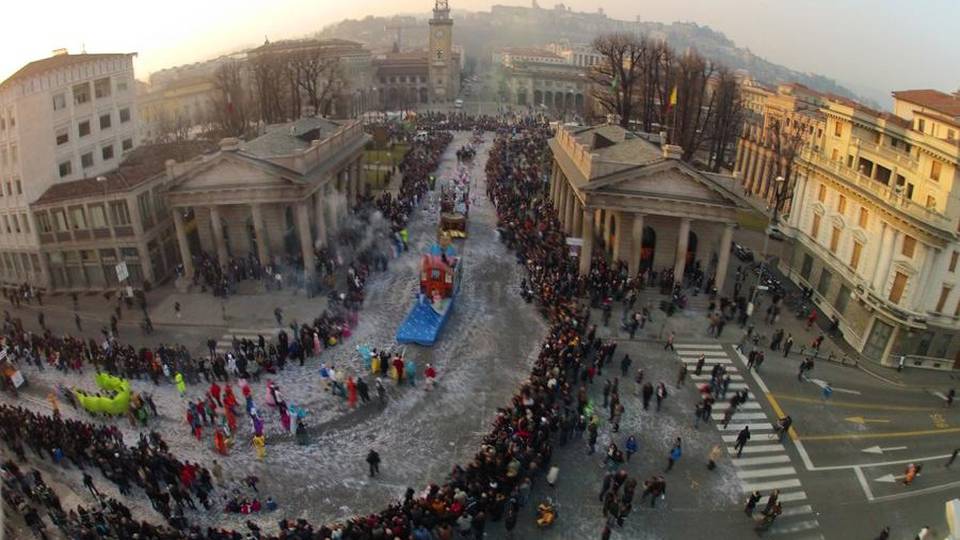 La sfilata rischia il «bis» della pioggia Poi c’è Lilliput: niente parcheggio La sfilata rischia il «bis» della pioggia Poi c’è Lilliput: niente parcheggio