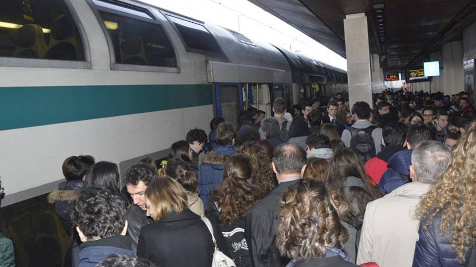 Per Expo si tagliano i treni dei pendolari Legambiente: «Mettete bus sostitutivi» Per Expo si tagliano i treni dei pendolari Legambiente: «Mettete bus sostitutivi»