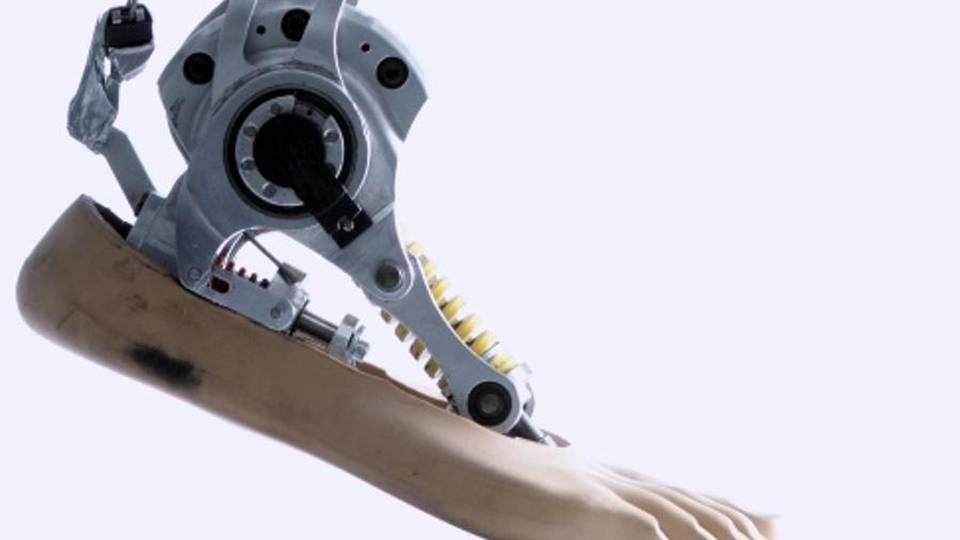 Uno «zainetto» hi-tech per camminare Le prime gambe bioniche sono italiane Uno «zainetto» hi-tech per camminare Le prime gambe bioniche sono italiane