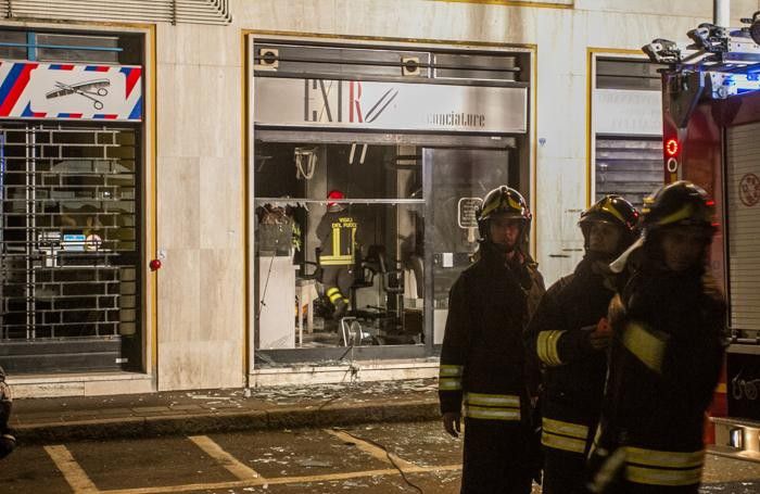 L’incendio da «Extrò acconciature» L’incendio da «Extrò acconciature»