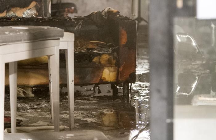 L’incendio da «Extrò acconciature» L’incendio da «Extrò acconciature»
