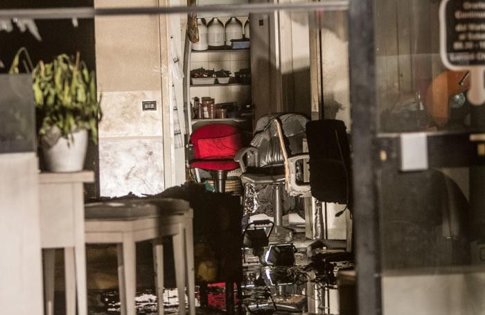 L’incendio da «Extrò acconciature» L’incendio da «Extrò acconciature»