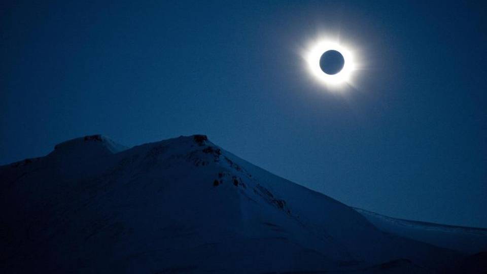 Un’eclissi grigia come la vita di oggi Un’eclissi grigia come la vita di oggi