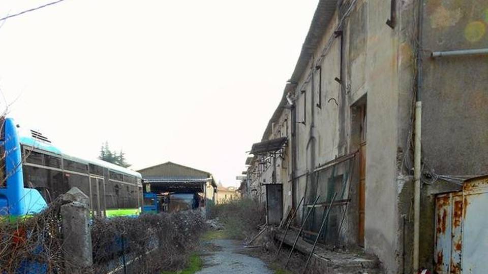 L’accesso della stazione di Villa d’Almè bloccato dal deposito degli autobus