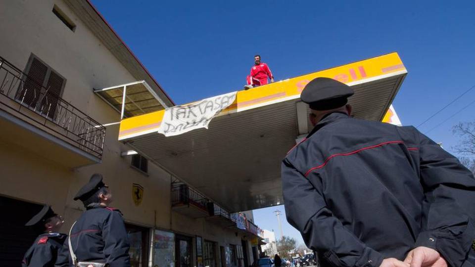 Benzinaio aveva minacciato di uccidersi «L’accordo ora è stato trovato» Benzinaio aveva minacciato di uccidersi «L’accordo ora è stato trovato»