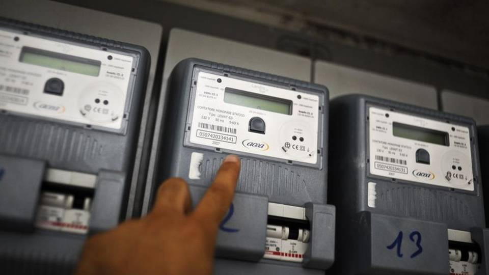 Enel: niente allacciamento dopo 18 mesi Costretta a usare la corrente del padre Enel: niente allacciamento dopo 18 mesi Costretta a usare la corrente del padre
