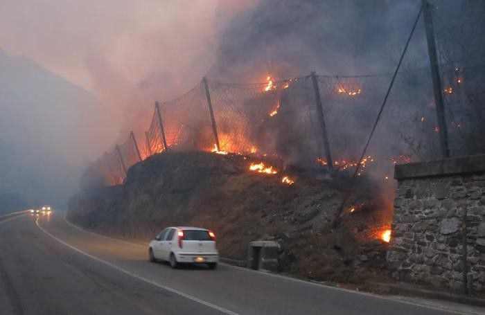 L’incendio stamattina, mercoledì 1° aprile, a lato della provinciale della Val Seriana L’incendio stamattina, mercoledì 1° aprile, a lato della provinciale della Val Seriana