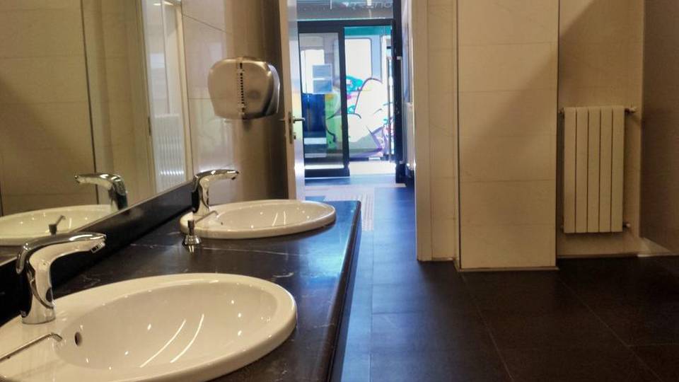 Stazione, un cantiere senza fine E la nuova toilette costa 0,80 euro Stazione, un cantiere senza fine E la nuova toilette costa 0,80 euro