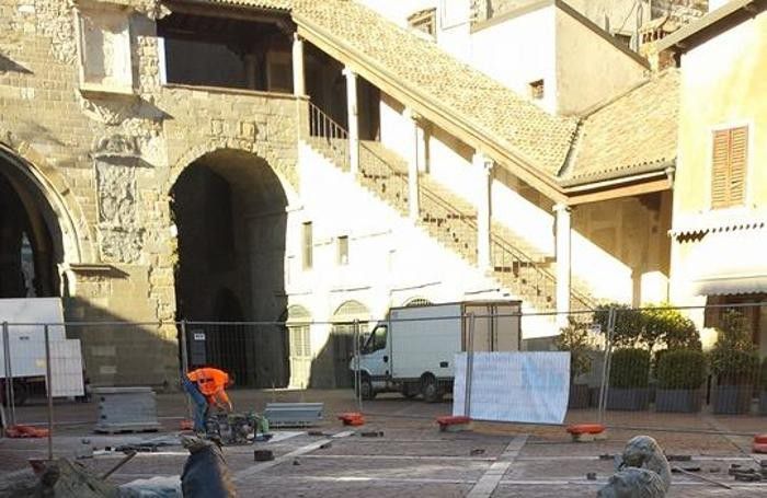 Lavori in piazza Vecchia Lavori in piazza Vecchia