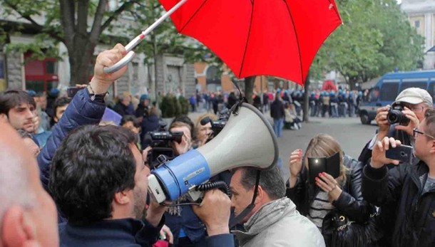 Lancio di uova contro Salvini a Macerata