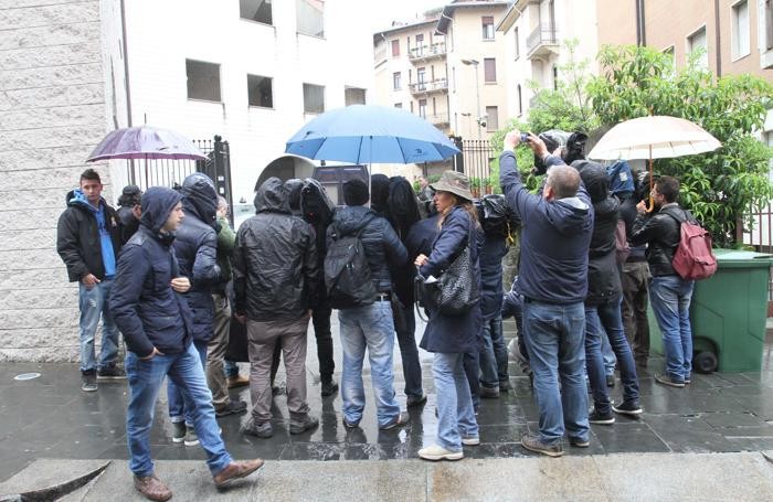 I giornalisti davanti al Tribunale in attesa di Bossetti