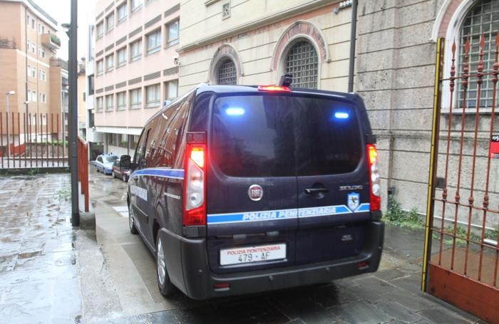 Gli agenti della polizia penitenziaria scortano Bossetti in Tribunale