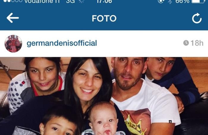 La foto della famiglia postata da Denis su Instagram
