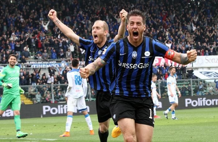 Denis esulta con Masiello dopo il gol del 2-2 al 93’