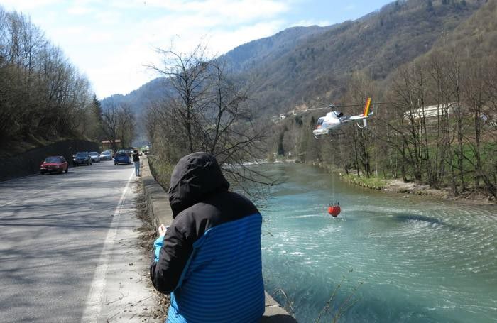 Gli elicotteri recuperano l’acqua per spegnere il fuoco Gli elicotteri recuperano l’acqua per spegnere il fuoco
