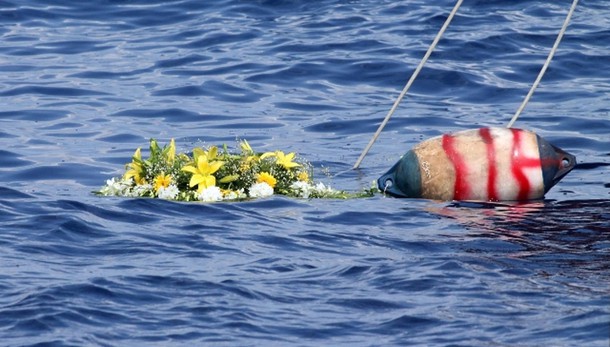 Corona fiori in mare da leader sindacati