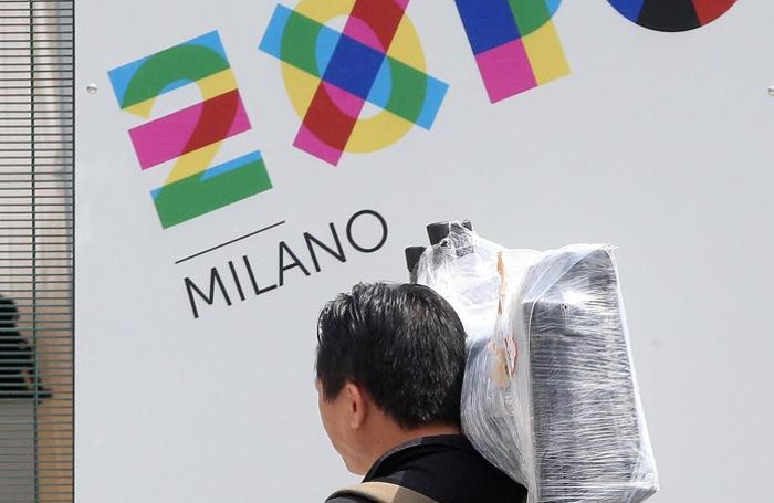 Una persona raggiunge a piedi l’Expo ANSA