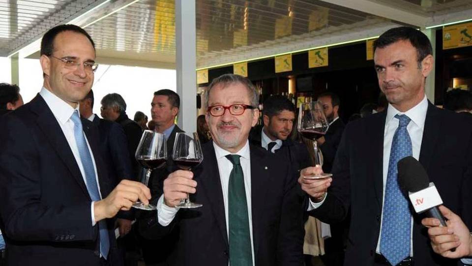 Maroni: una vetrina straordinaria Inaugurato il Padiglione Lombardia Maroni: una vetrina straordinaria Inaugurato il Padiglione Lombardia
