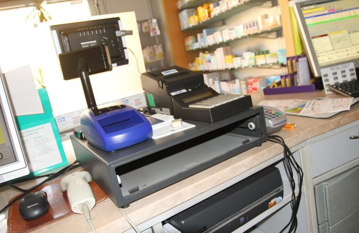 La farmacia di Orio: nella foto grande il direttore