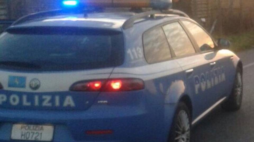 Ubriachi in A4, altezza Dalmine Inseguiti, prendono a calci la polizia Ubriachi in A4, altezza Dalmine Inseguiti, prendono a calci la polizia
