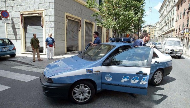 Uccide moglie e veglia corpo per giorni